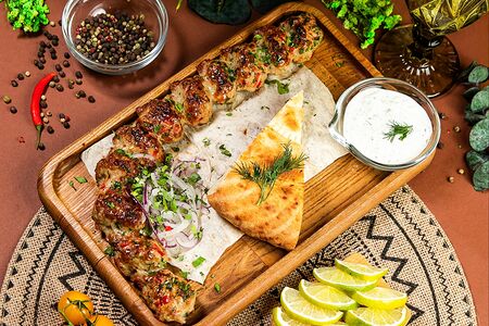 Люля-кебаб из курицы с перцем и сыром