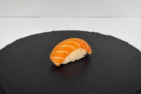 Суши с лососем