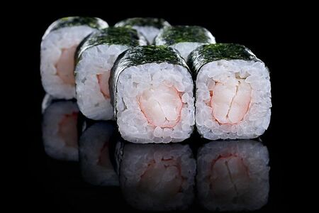 Ролл с тигровой креветкой