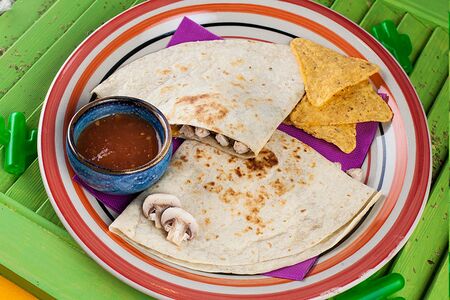 Quesadilla de pollo (кесадилья с курицей)