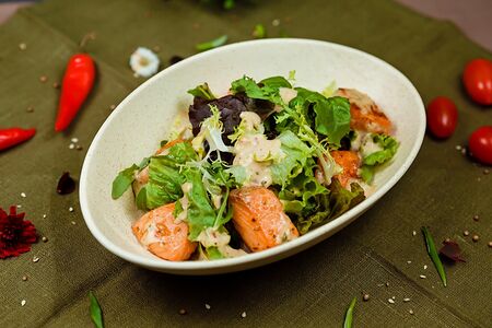 Лосось с микс-салатом