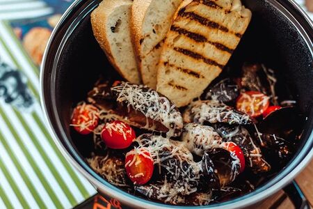 Мидии в остром томатном соусе