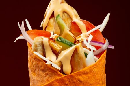 Шаурма куриная в сырном лаваше