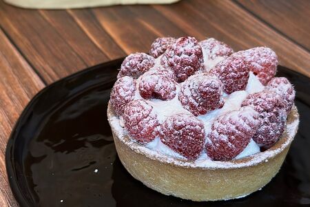 Тарталетка с малиной