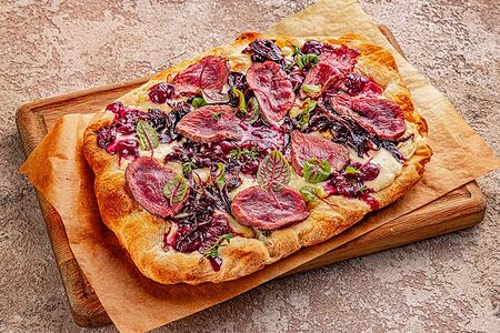 Пицца с окороком оленя и копченой вишней