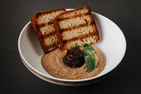 Паштет из печени птицы с луковым джемом