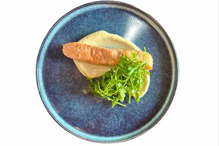 Стейк из лосося с пюре из сельдерея