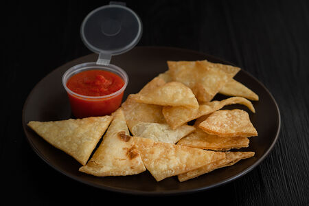 Чипсы с соусом