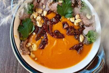 Чечевичный суп с телятиной и вялеными томатами