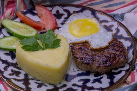 Бифштекс с гарниром и яйцом