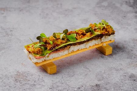 Оши джуси с ростбифом и авакадо