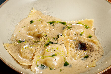 Равиоли с кроликом и соусом из копченого угря