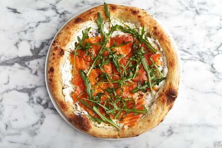 Пицца с подкопченным лососем и крем-сыром