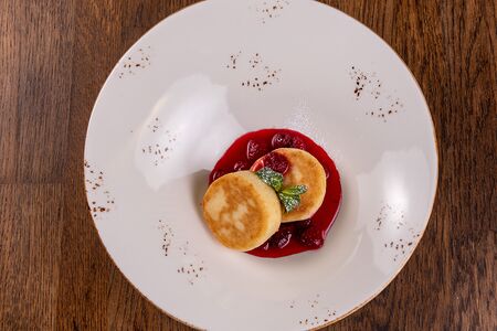 Сырники с малиновым соусом