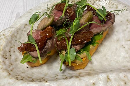 Брускетта с ростбифом