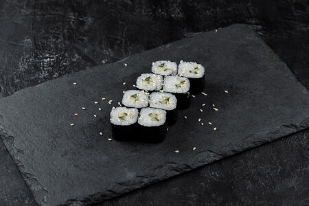 Классический ролл с огурцом