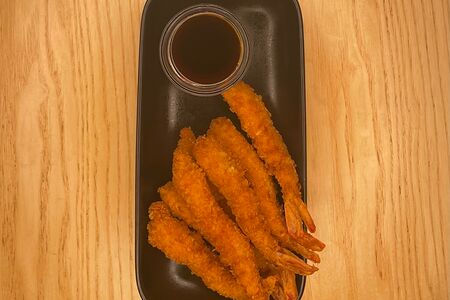 Креветки в темпуре с соусом сладкий чили