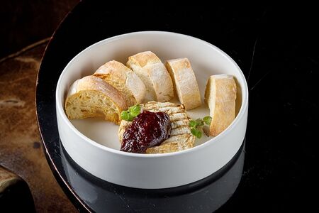 Запеченный камамбер с брусничным соусом