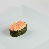 Гункан с лососем