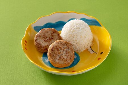 Жареные куриные котлетки с отварным рисом