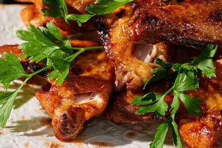 Куриные крылья в сладком соусе чили
