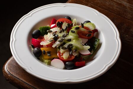 Овощной салат с оливками и тыквенными семечками