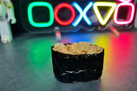 Гункан с кальмаром спайси