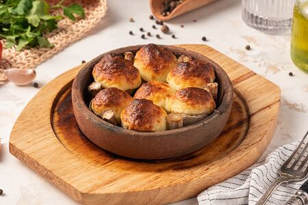 Грибные шляпки, фаршированные сыром