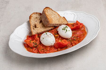 Шакшука с яйцом пашот