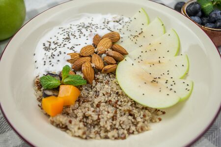 Каша из киноа с яблоком и миндалем