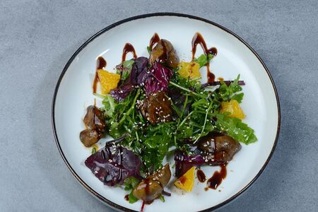 Салат теплый с куриной печенью