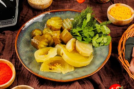 Соленые огурцы и помидоры