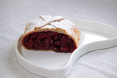 Штрудель вишневый