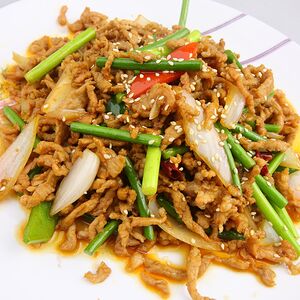 Жареная свинина со стрелками чеснока острая