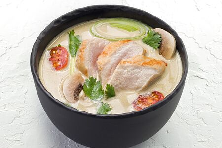 Том Кха с цыпленком