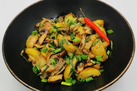 Жареный молодой картофель с грибами