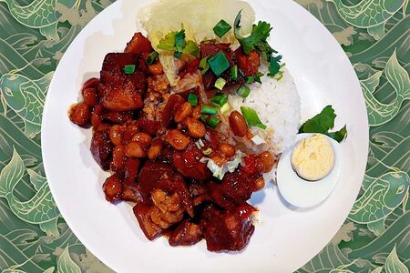 Тушеные свиные ножки с бобами