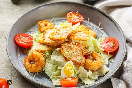 Салат цезарь с креветками