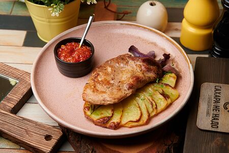 Стейк из свиной шеи с картофелем и соусом из перцев