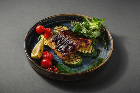 Балтийский угорь, запечённый под унаги-соусом с жареными овощами