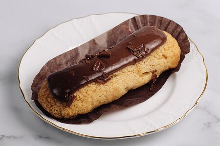 Эклер шоколадный