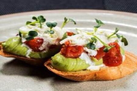 Брускетта с авокадо, страчателлой и помидорами