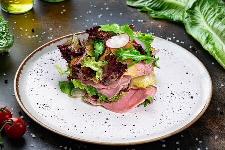 Салат с ростбифом