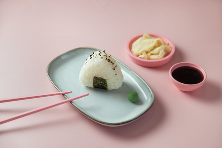 Онигири с креветкой