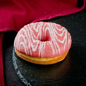 Донат с клубничной начинкой