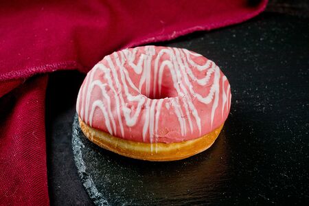 Донат с клубничной начинкой