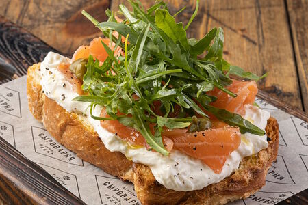 Брускетта со Страчателлой и слабосоленым лососем