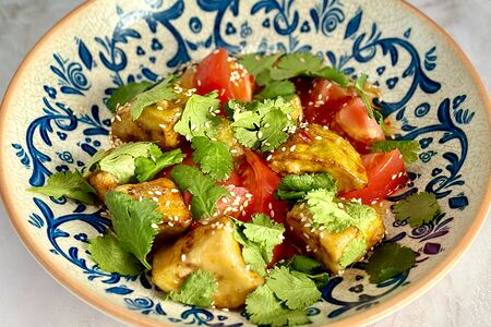 Салат из жареных баклажанов с томатами