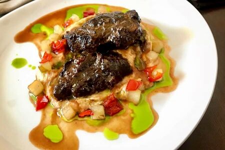 Телячья щека, томленая в квасе с кремом из цветной капусты