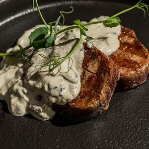 Медальоны из теленка в грибном соусе